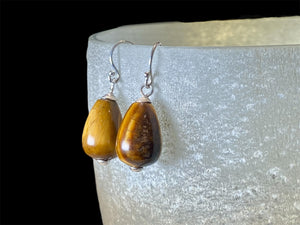 A simple earring consisting of a large teardrop of tigers eye, finished with sterling silver detailing and hooks.

Measurements: length 3 cm