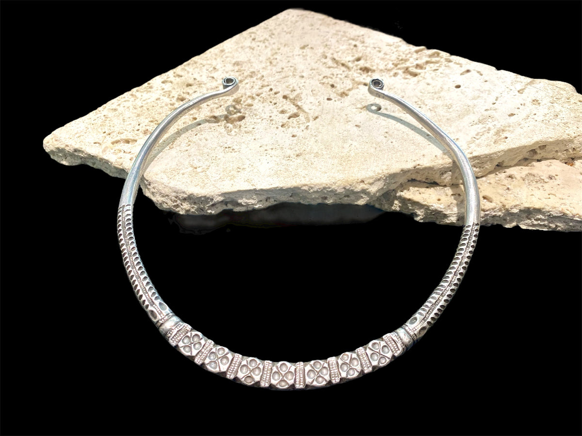 Silver hansuili torc necklace. Gujarat, early to mid 20th C. Inside width 13.8 cm, at opening 6.5 cm