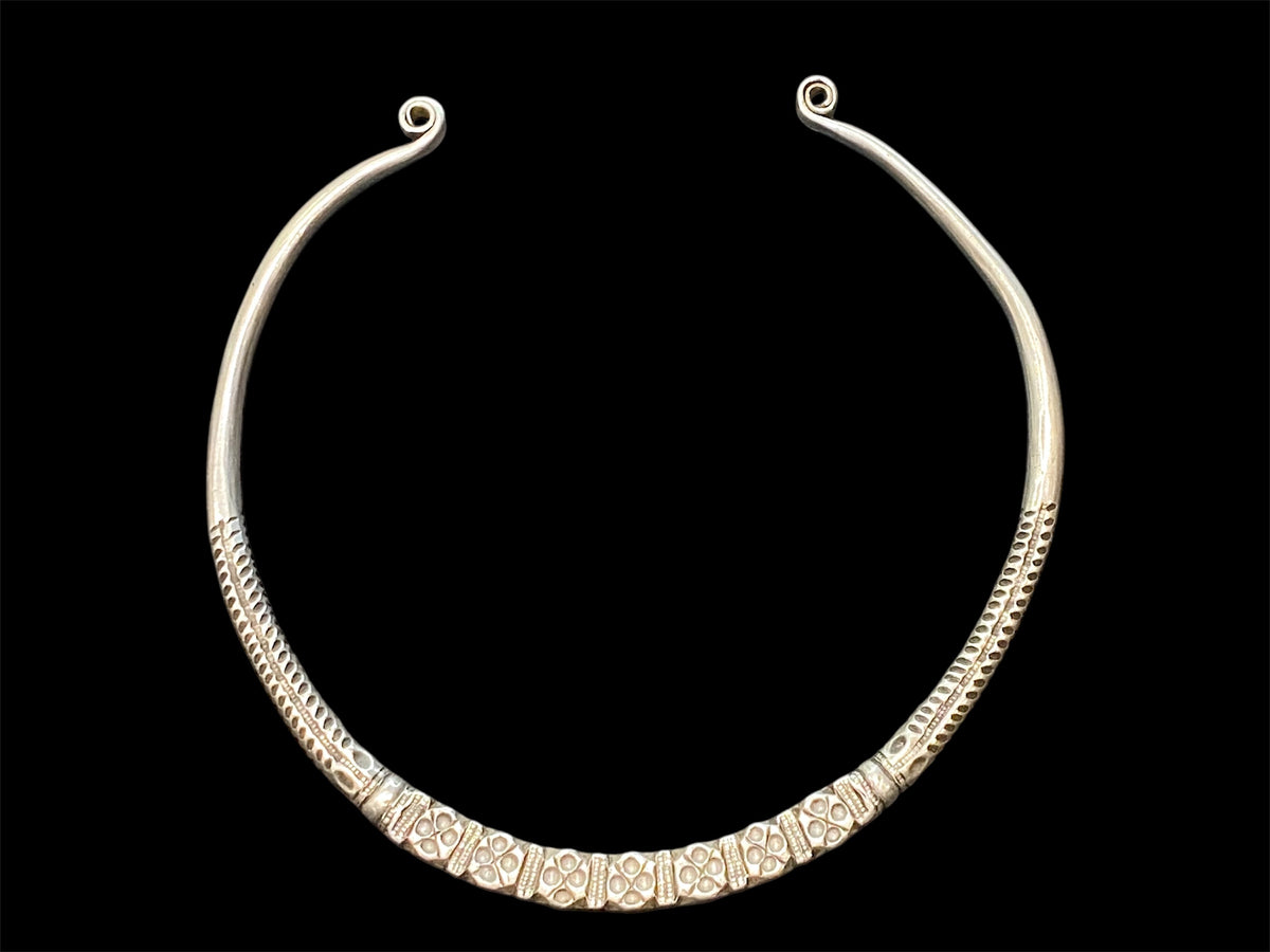 Solid silver hansuili torc necklace. Gujarat, early to mid 20th C. Inside width 13.8 cm, at opening 6.5 cm