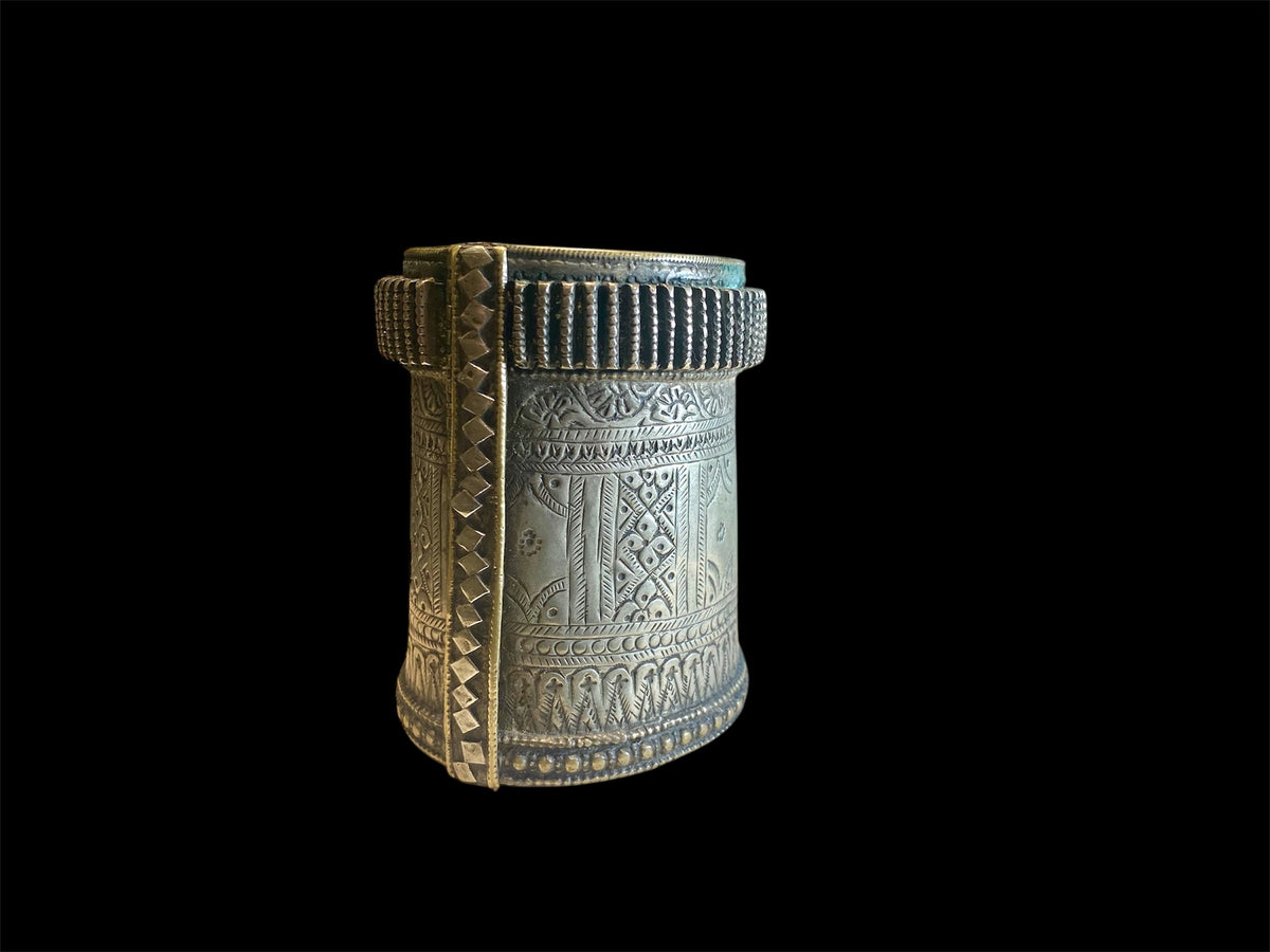 Antique hinged chur bracelet. Silver, early 20th century. Sindh region of Pakistan. Traditionally has a defensive function. Length 8.3 cm, inner circumference 16-18 cm