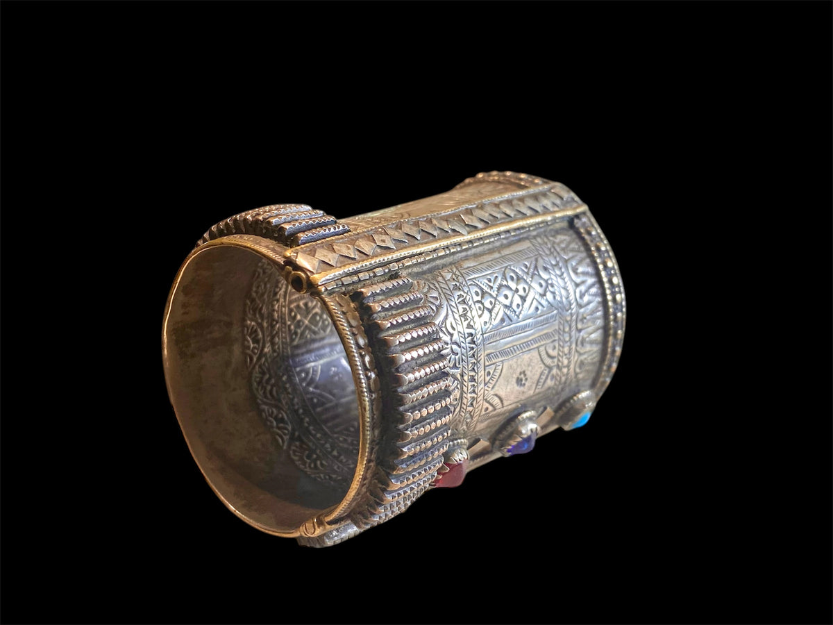 Antique hinged chur bracelet. Silver, early 20th century. Sindh region of Pakistan. Traditionally has a defensive function. Length 8.3 cm, inner circumference 16-18 cm