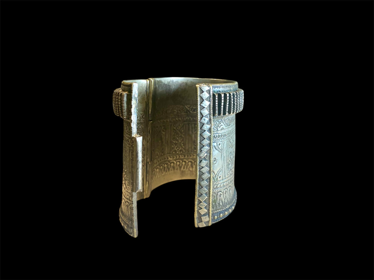 Antique hinged chur bracelet. Silver, early 20th century. Sindh region of Pakistan. Traditionally has a defensive function. Length 8.3 cm, inner circumference 16-18 cm