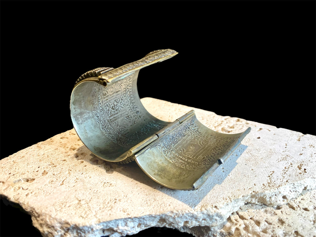 Antique hinged chur bracelet. Silver, early 20th century. Sindh region of Pakistan. Traditionally has a defensive function. Length 8.3 cm, inner circumference 16-18 cm