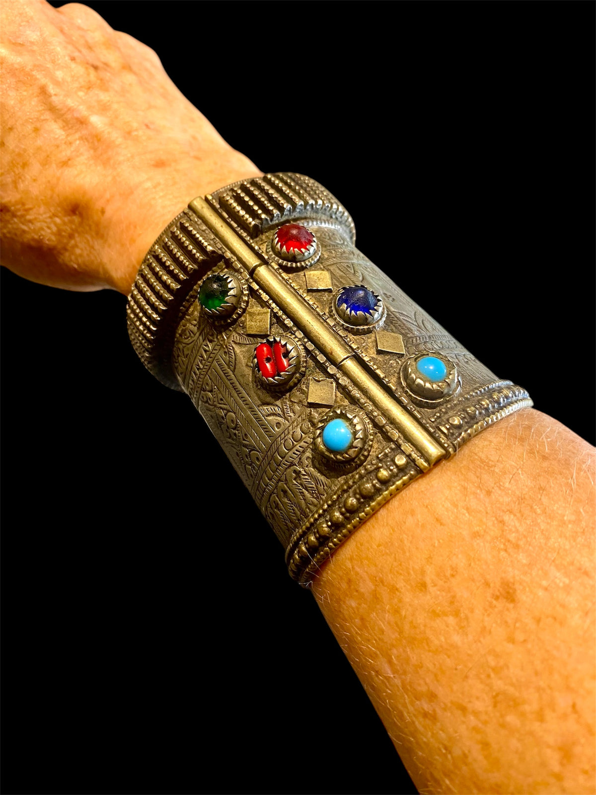 Antique hinged chur bracelet. Silver, early 20th century. Sindh region of Pakistan. Traditionally has a defensive function. Length 8.3 cm, inner circumference 16-18 cm