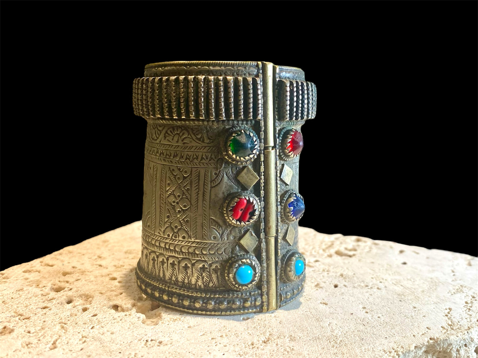 Antique hinged chur bracelet. Silver, early 20th century. Sindh region of Pakistan. Traditionally has a defensive function. Length 8.3 cm, inner circumference 16-18 cm