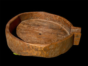 Stunning original, hand-carved bowl with pouring spout, cut from one single piece of teak on one side. This oversized bowl is an incredible statement piece in excellent condition. From Rajasthan, India. Measurements: diameter 67 cm (with the spout it is 76 cm in length), height 17 cm.