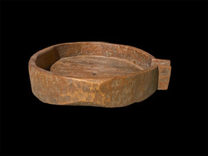 Stunning original, hand-carved bowl with pouring spout, cut from one single piece of teak on one side. This oversized bowl is an incredible statement piece in excellent condition. From Rajasthan, India. Measurements: diameter 67 cm (with the spout it is 76 cm in length), height 17 cm.