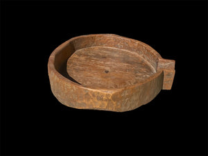 Stunning original, hand-carved bowl with pouring spout, cut from one single piece of teak on one side. This oversized bowl is an incredible statement piece in excellent condition. From Rajasthan, India. Measurements: diameter 67 cm (with the spout it is 76 cm in length), height 17 cm.