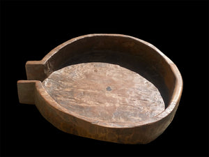 Stunning original, hand-carved bowl with pouring spout, cut from one single piece of teak on one side. This oversized bowl is an incredible statement piece in excellent condition. From Rajasthan, India. Measurements: diameter 67 cm (with the spout it is 76 cm in length), height 17 cm.