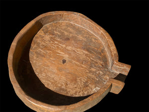 Stunning original, hand-carved bowl with pouring spout, cut from one single piece of teak on one side. This oversized bowl is an incredible statement piece in excellent condition. From Rajasthan, India. Measurements: diameter 67 cm (with the spout it is 76 cm in length), height 17 cm.