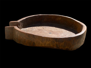 Stunning original, hand-carved bowl with pouring spout, cut from one single piece of teak on one side. This oversized bowl is an incredible statement piece in excellent condition. From Rajasthan, India. Measurements: diameter 67 cm (with the spout it is 76 cm in length), height 17 cm.