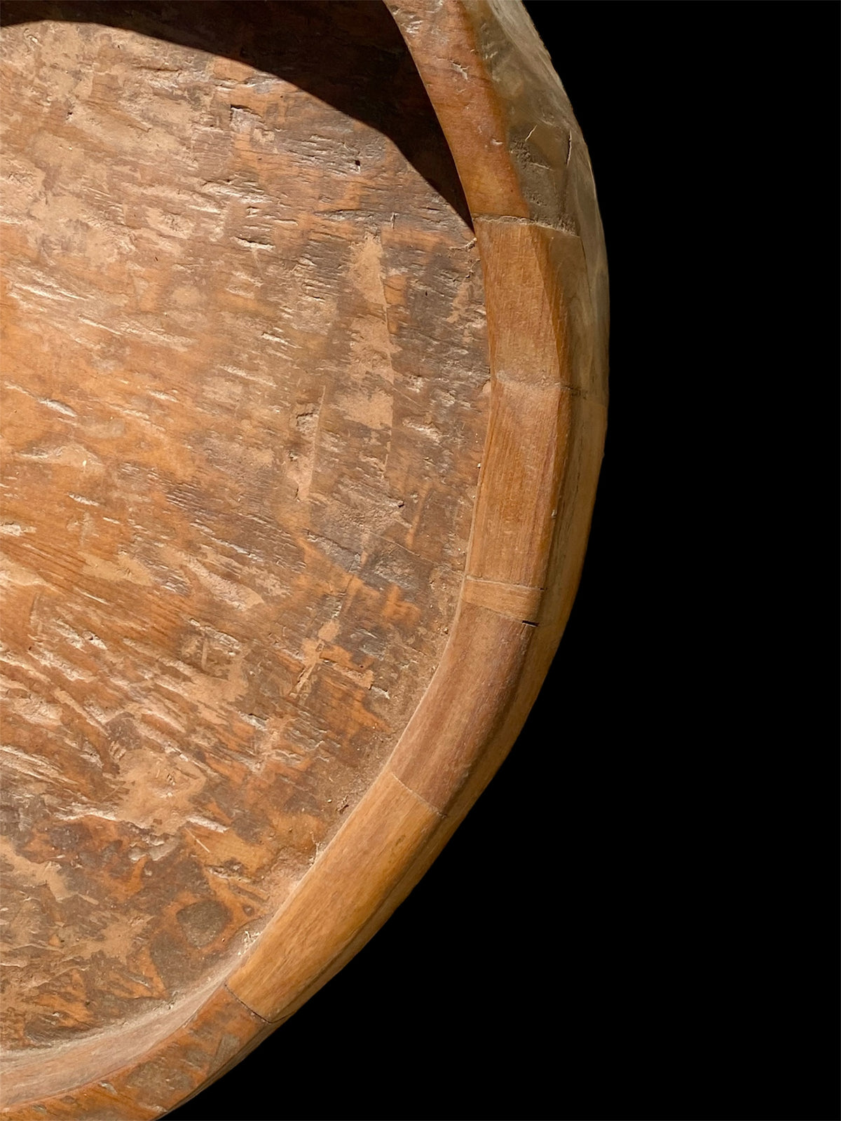 Stunning original, hand-carved bowl with pouring spout, cut from one single piece of teak on one side. This oversized bowl is an incredible statement piece in excellent condition. From Rajasthan, India. Measurements: diameter 67 cm (with the spout it is 76 cm in length), height 17 cm.