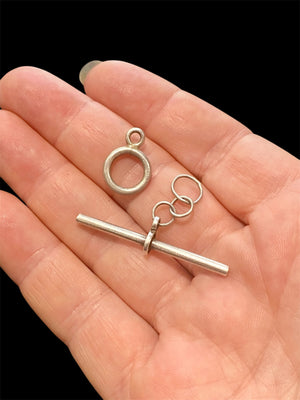 This is a large sterling silver toggle bar and matching connector ring.

Price is per pair, ie two ends to complete a necklace.

Measurements: total length of joined clasp 3.5 cm, width of bar 3.5 cm