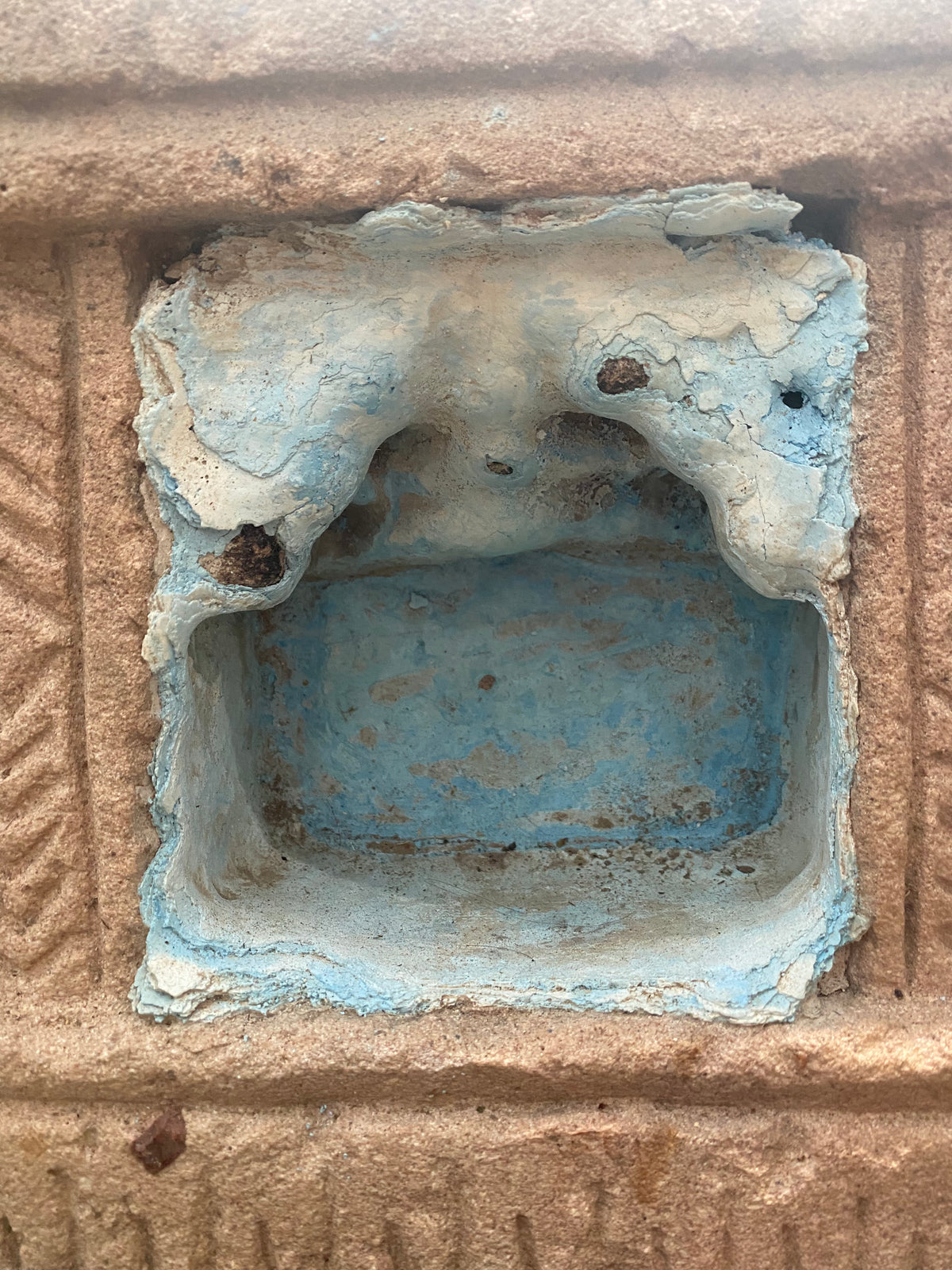 Antique Indian hand carved stone temple wall niche. Pink sandstone and layered turquoise blue paint. Rajasthan, India. 19th C. H 24 cm, D 11 cm, W 22 cm
