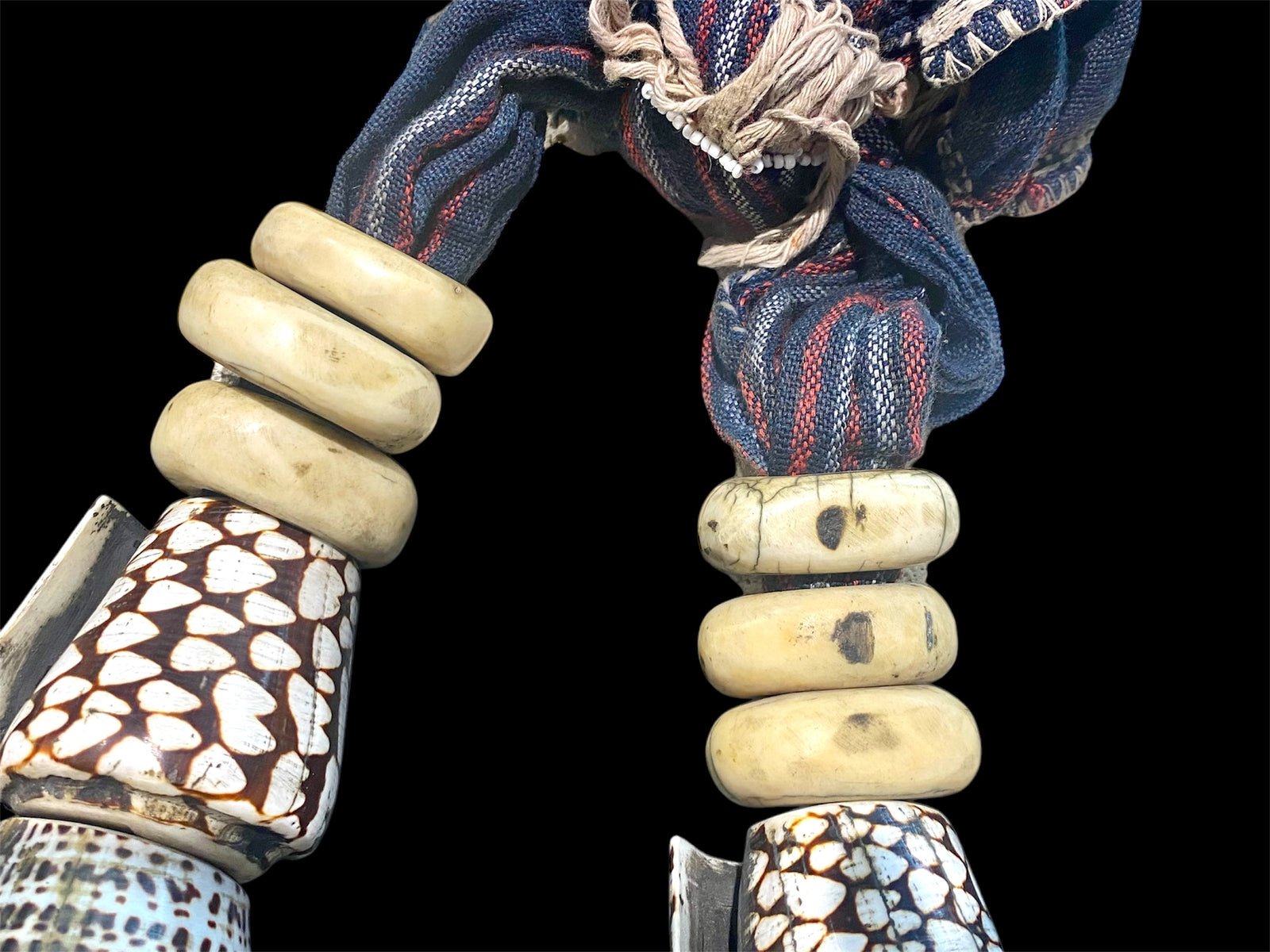 Bontoc woman’s belt (akusan). Cloth, shell, bone. Early 20th century. Bontoc people, Bontoc region, Philippines. Length 91 cm, length of longest shell 6.5 cm