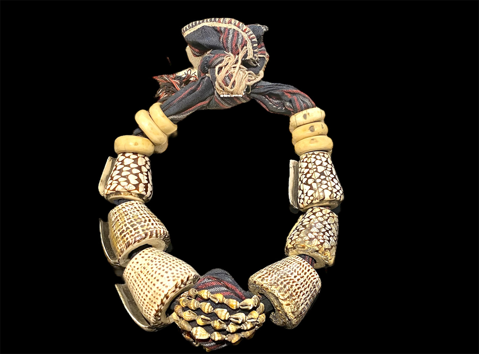 Bontoc woman’s belt (akusan). Cloth, shell, bone. Early 20th century. Bontoc people, Bontoc region, Philippines. Length 91 cm, length of longest shell 6.5 cm