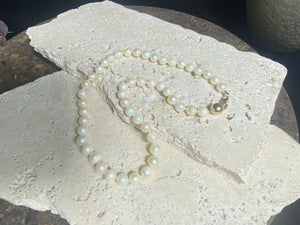 Knotted pearl necklace with 9 kt gold clasp. Length 41.5 cm