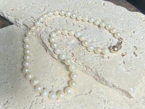 Knotted pearl necklace with 9 kt gold clasp. Length 41.5 cm