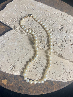 Knotted pearl necklace with 9 kt gold clasp. Length 41.5 cm