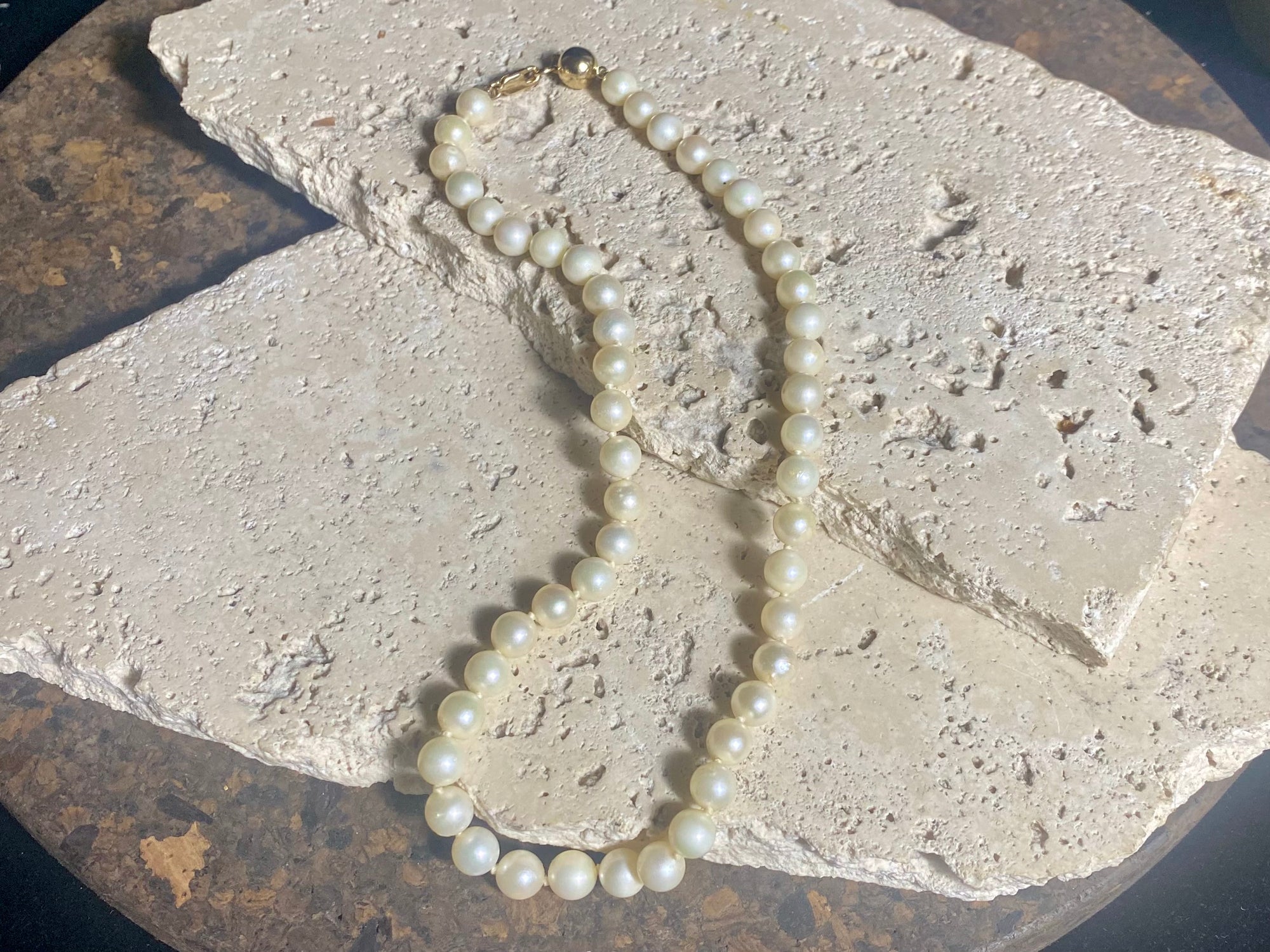 Knotted pearl necklace with 9 kt gold clasp. Length 41.5 cm