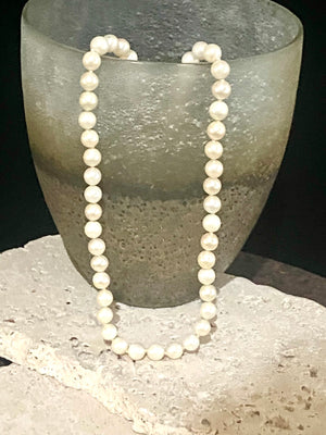 Knotted pearl necklace with 9 kt gold clasp. Length 41.5 cm