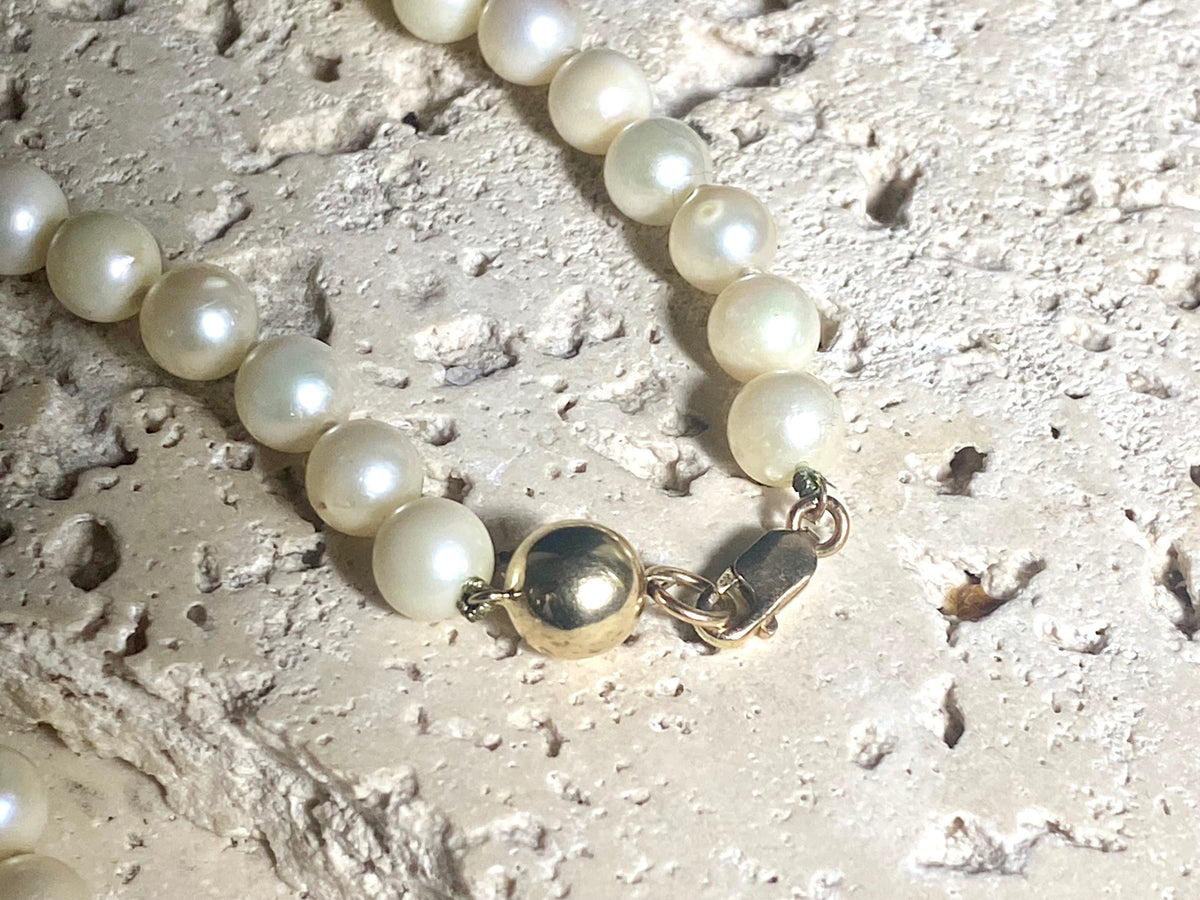 Knotted pearl necklace with 9 kt gold clasp. Length 41.5 cm