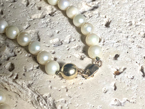 Knotted pearl necklace with 9 kt gold clasp. Length 41.5 cm