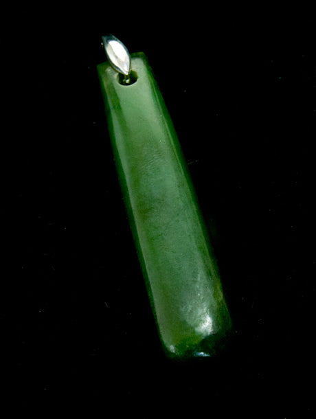 jade jewellery, maori jade kuru pendant, jade and silver pendant, nephrite jade pendant