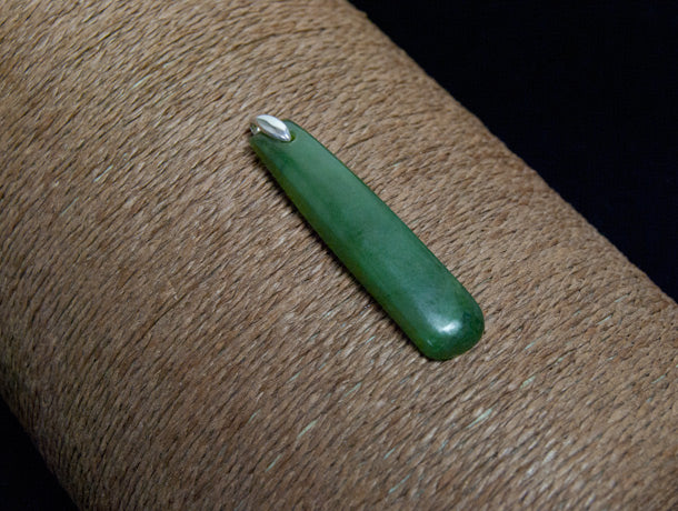 jade jewellery, maori jade kuru pendant, jade and silver pendant, nephrite jade pendant