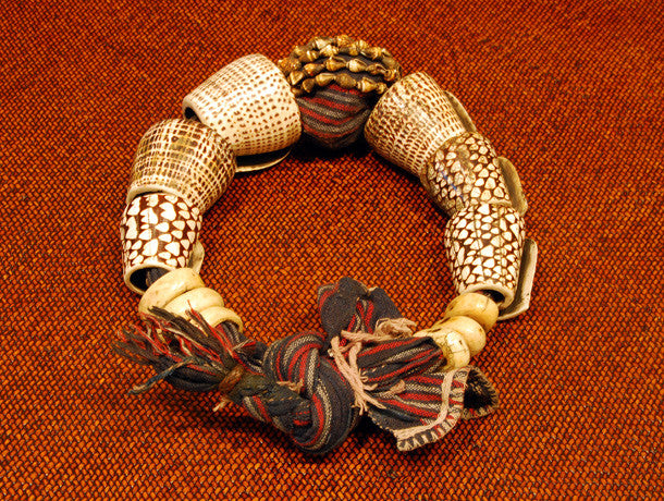 Bontoc woman’s belt (akusan). Cloth, shell, bone. Early 20th century. Bontoc people, Bontoc region, Philippines. Length 91 cm, length of longest shell 6.5 cm