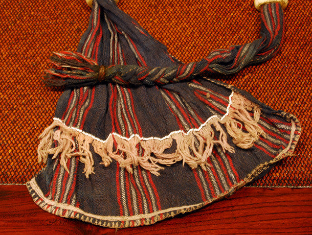 Bontoc woman’s belt (akusan). Cloth, shell, bone. Early 20th century. Bontoc people, Bontoc region, Philippines. Length 91 cm, length of longest shell 6.5 cm