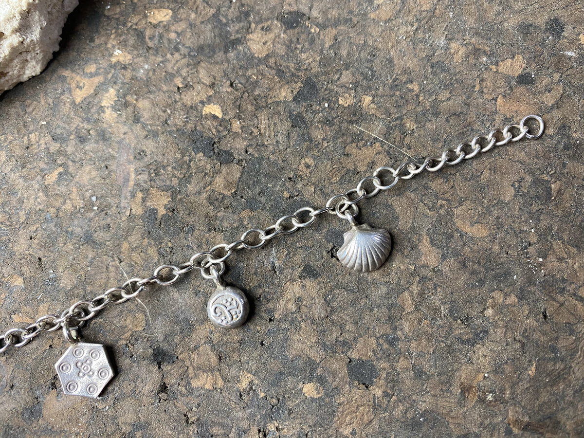 Sterling silver charm bracelet with 6 charms including elephant, dragonfly and seashell, with room to add more charms. With extension chain. Length 17.5 cm, with extension chain 22 cm 