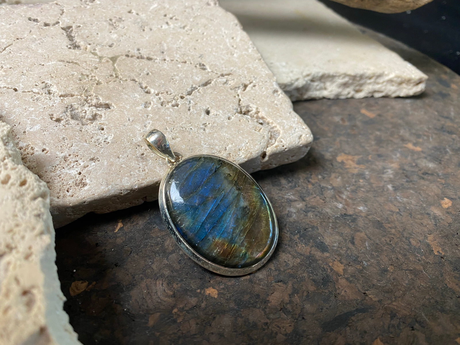 Large ival labradorite oendant set in sterling sulver, excellent blue fire, length 5.2 cm