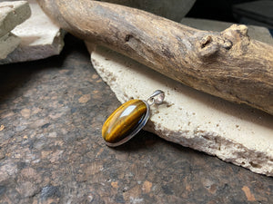 Tigers eye and sterling eilver oval pendant, length 4.2 cm