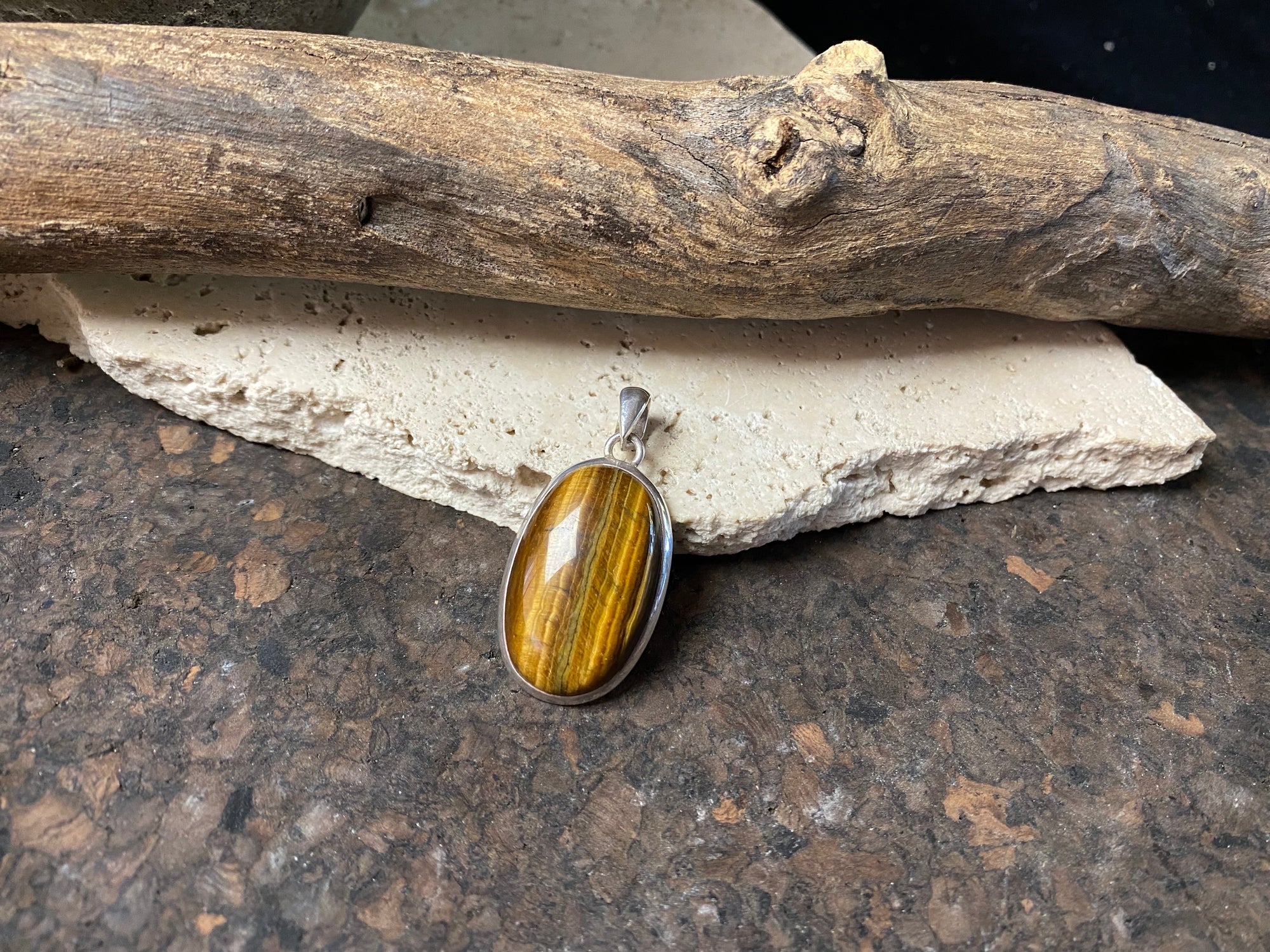 Tigers eye and sterling eilver oval pendant, length 4.2 cm