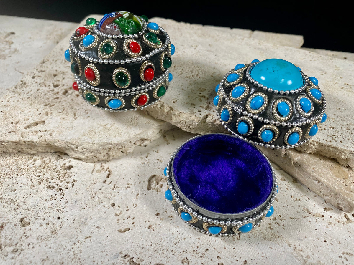 Small round trinket boxes. Aluminium and resin stone decoration. Velvet lined. Height 5 cm x 5.5 cm diameter
