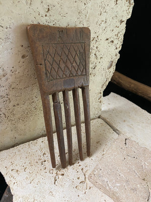 These wood box combs are used to comb the hair and for adornment. Decorative combs may be obtained as gifts or presented to them at marriage. Our combs originate in Ghana and are vintage (pre 1980). All combs have minor wood damage, irregularities and marks. Approximately 18 cm length (6.75")