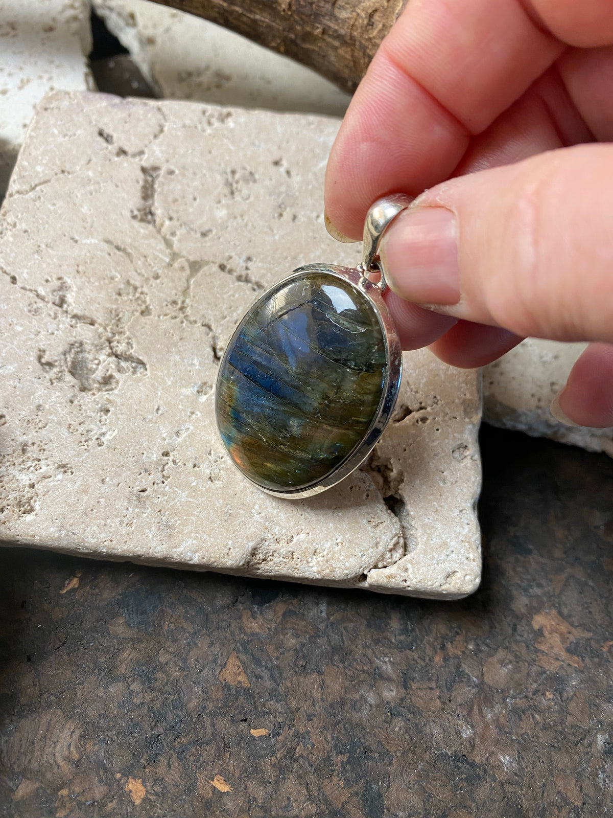 Large ival labradorite oendant set in sterling sulver, excellent blue fire, length 5.2 cm