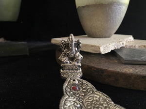 Incense boat or ash catcher, metal, sits on 3 little feet, with Ganesh at the end to bless your endeavours. Great for incense sticks or cones, even resin burnt on charcoal. 30.5 cm (12") length. No mess, no fuss!