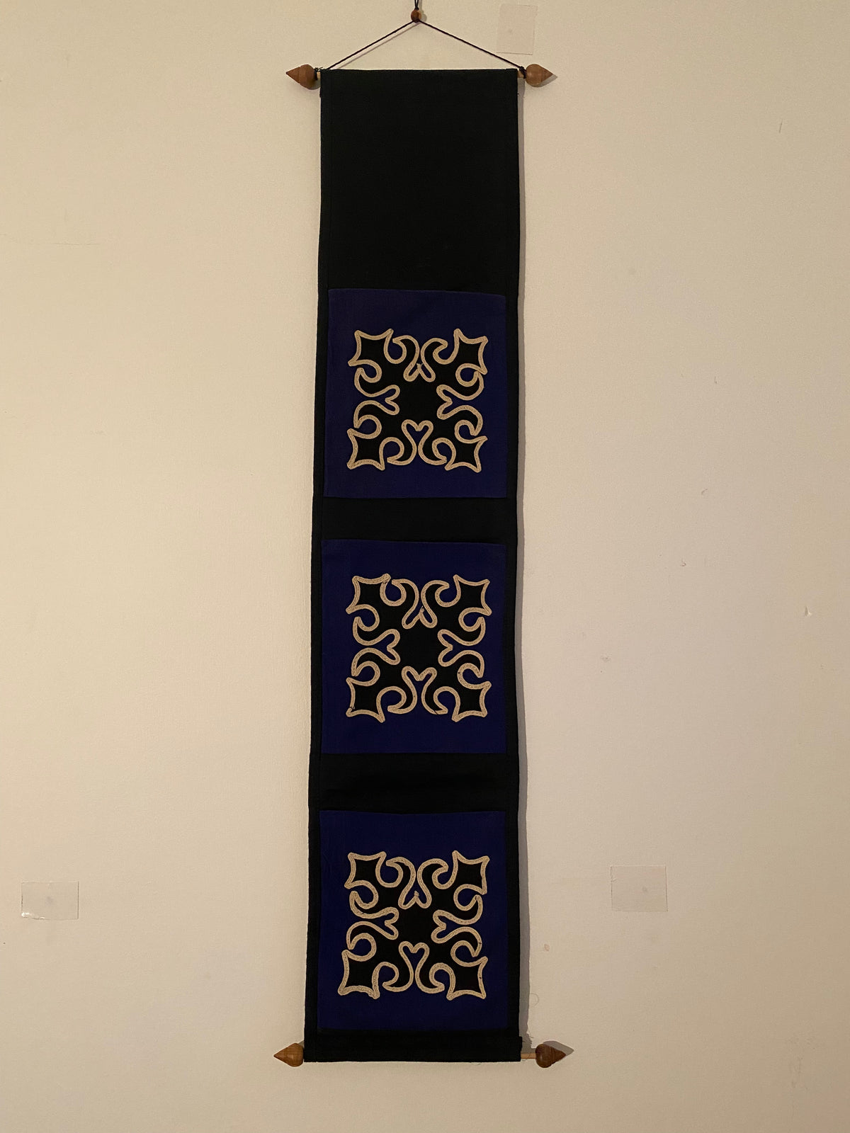 Hand made by Yao hill tribe people of Thailand for export, these pocket wall hangings are stylish & practical. Made from 100% cotton. Use them to hold things, or as wall hangings. The geometric symbols are very traditional in Yao culture and are considered protective. H 90 x W 18.5 cm, Pocket dimensions H 18 x W 16 cm