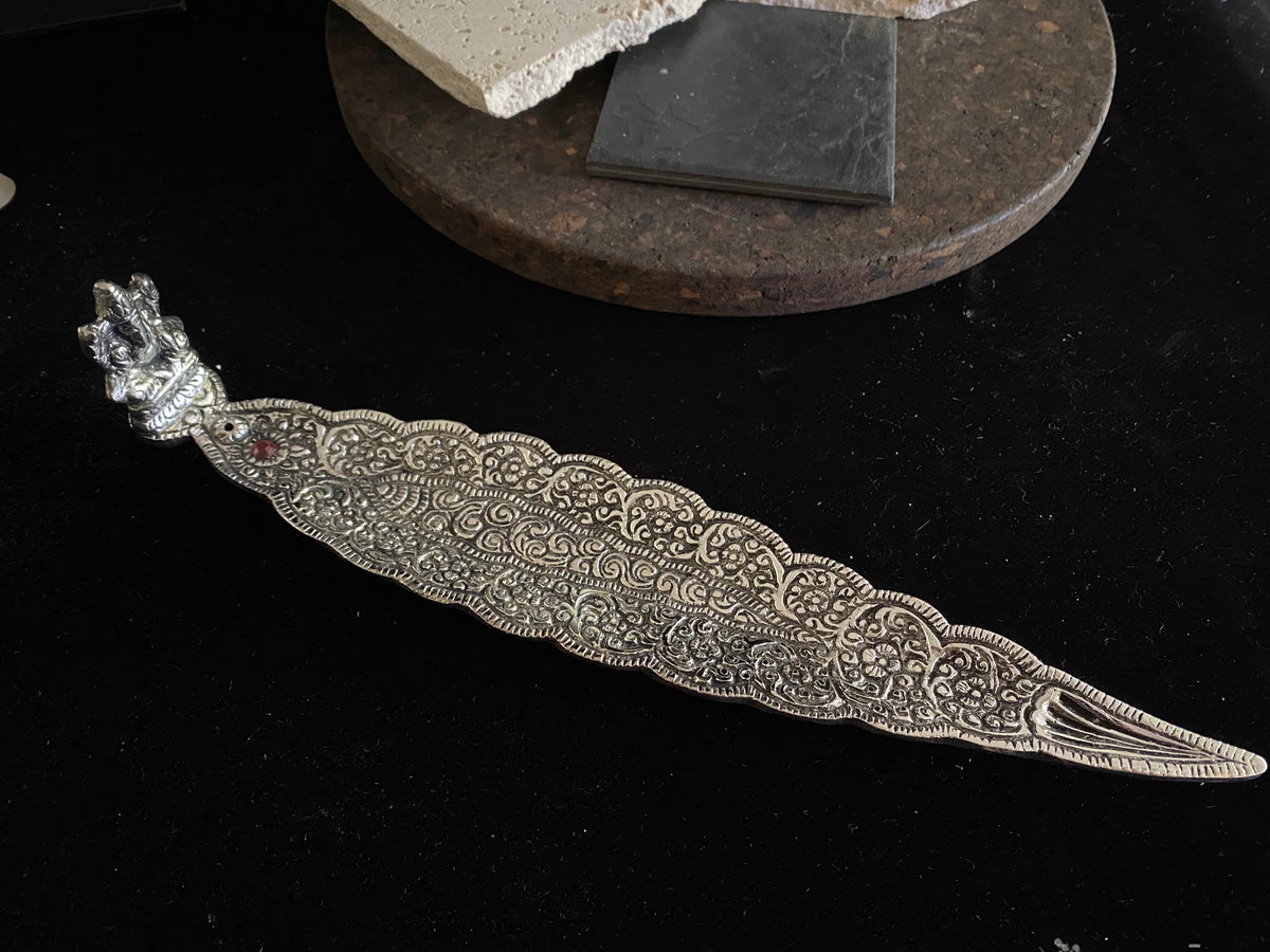 Incense boat or ash catcher, metal, sits on 3 little feet, with Ganesh at the end to bless your endeavours. Great for incense sticks or cones, even resin burnt on charcoal. 30.5 cm (12") length. No mess, no fuss!