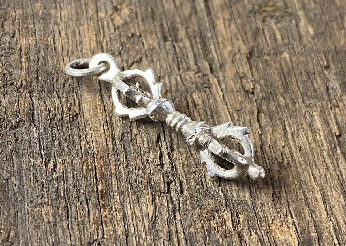Detailed sterling silver dorje pendant 3.2 cm in length