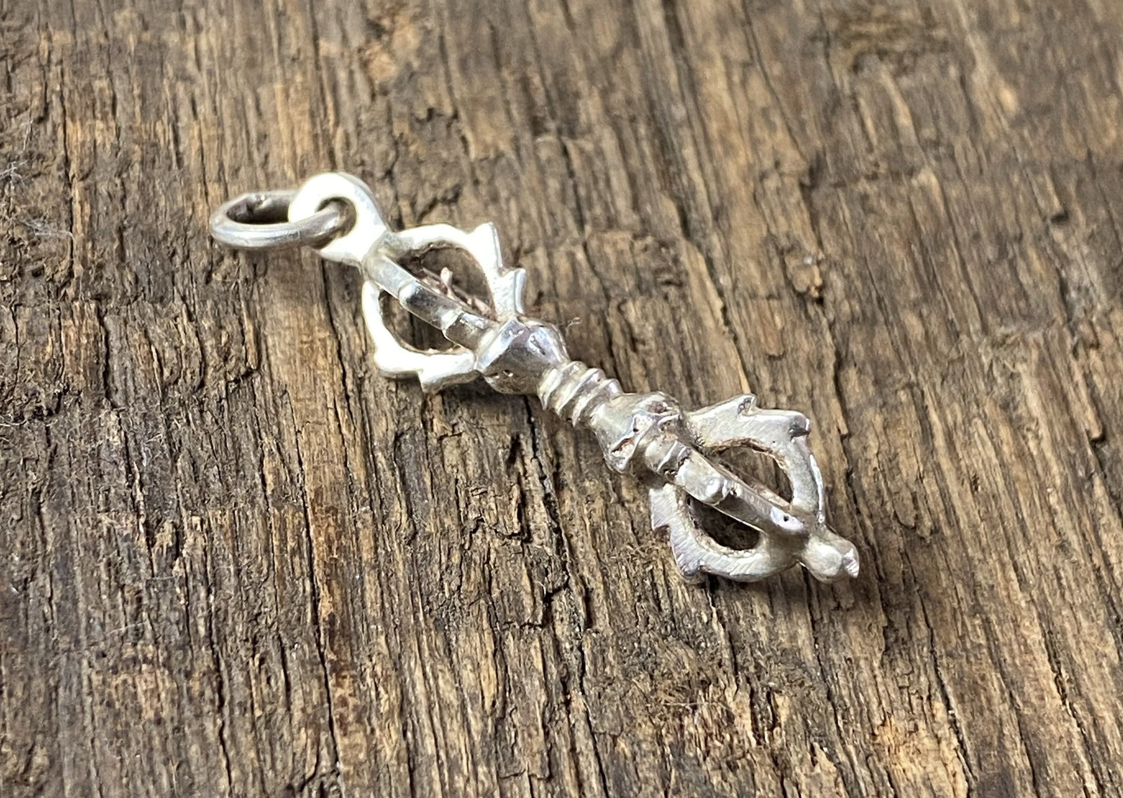 Detailed sterling silver dorje pendant 3.2 cm in length