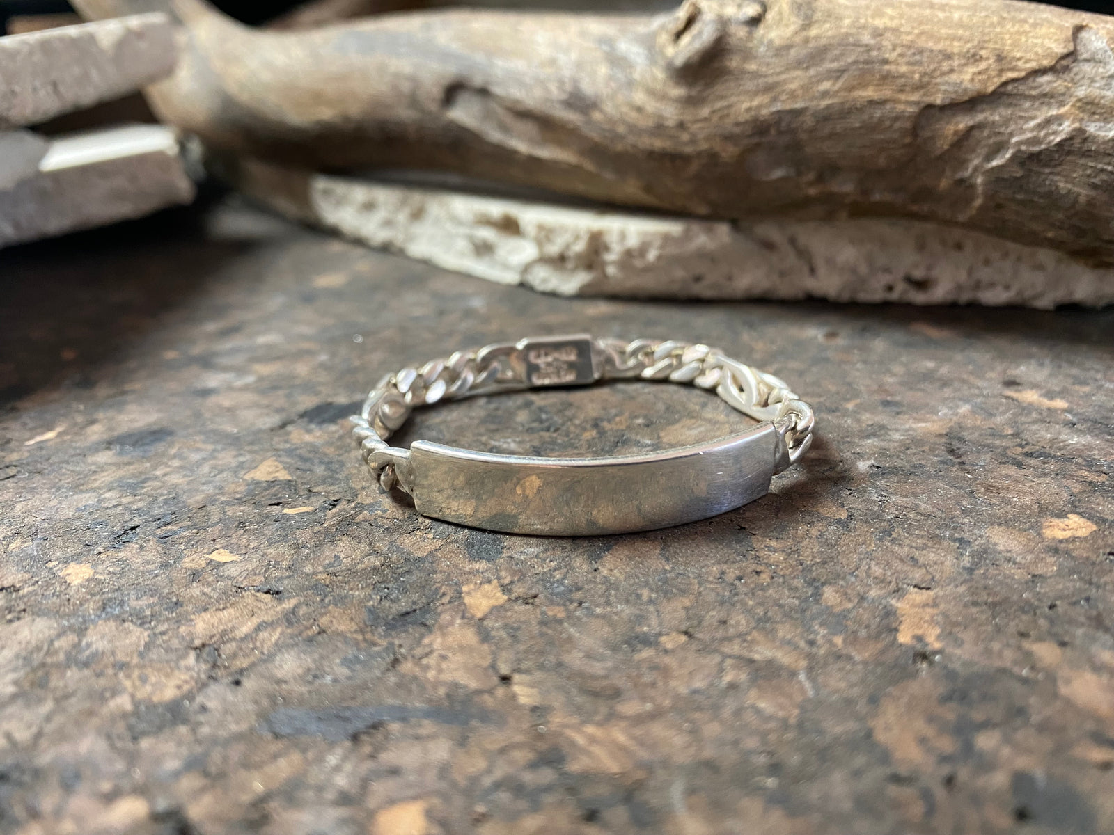 Sterlingsilcer nedical or ID bracelet, length 13.5 cm, can only ge opened with a pin