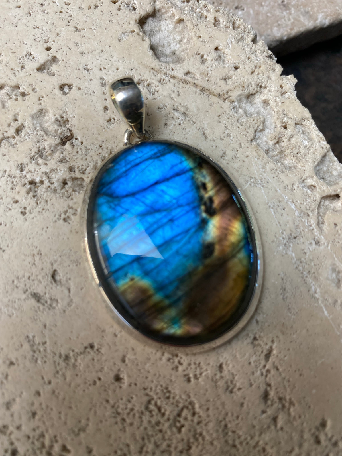 Large ival labradorite oendant set in sterling sulver, excellent blue fire, length 5.2 cm