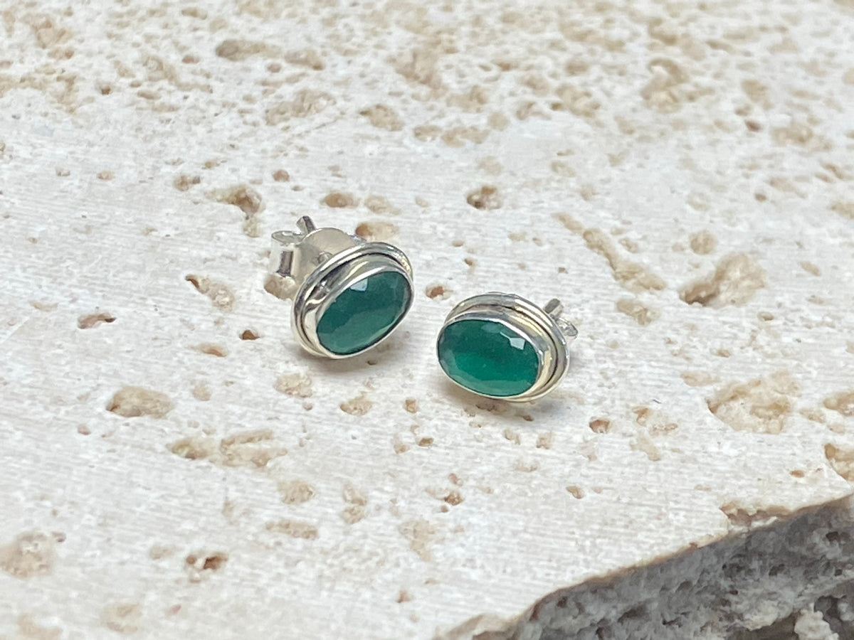 Emerald silver ear studs