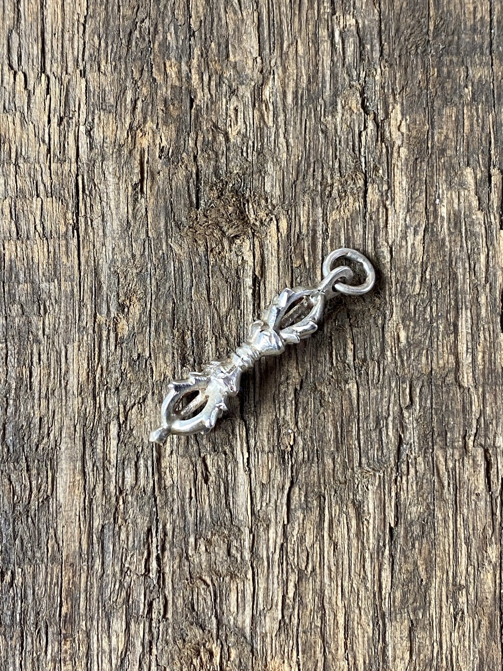 Detailed sterling silver dorje pendant 3.2 cm in length