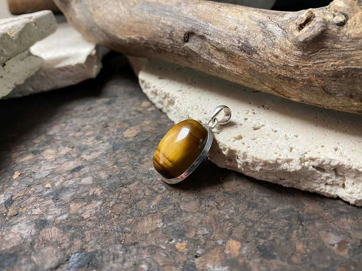 oval tigers eye oendant set in sterling silver, length 4.2 cm