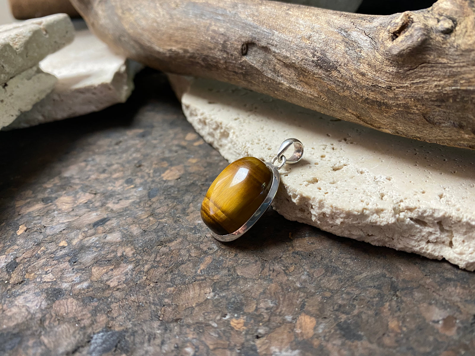 oval tigers eye oendant set in sterling silver, length 4.2 cm