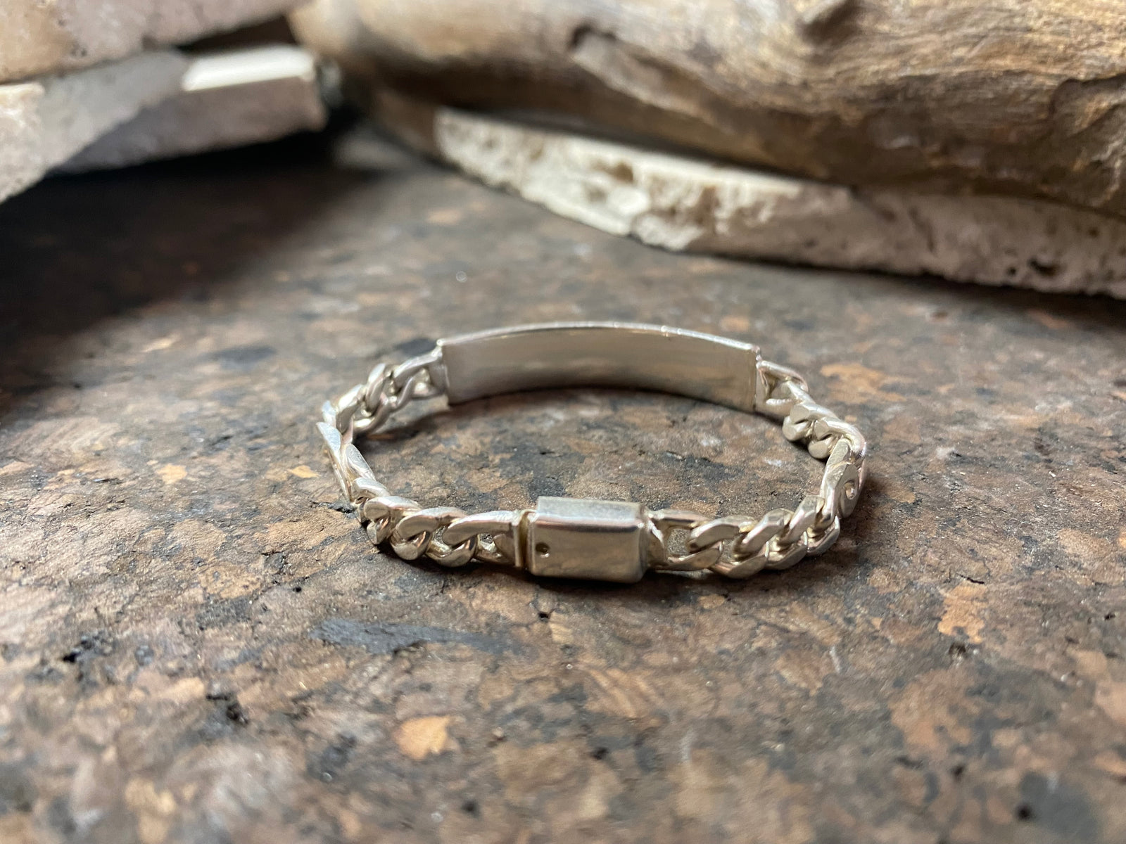 Sterlingsilcer nedical or ID bracelet, length 13.5 cm, can only ge opened with a pin